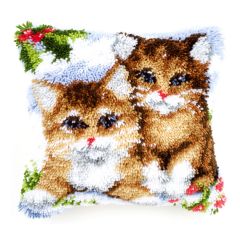 Latch Hook Cushion: Snow Cats Vervaco PN-0145251